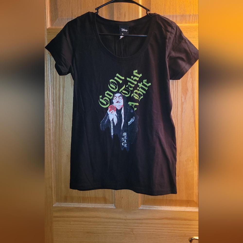 RARE NWOT REAL Disney Black T-Shirt w/ SNOW WHITE VILLIAN Graphic MEDIUM WOMENS